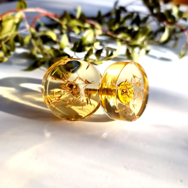 honey amber pulls with grass 40mm kwadrat mieszane.jpg